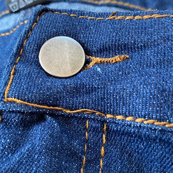 Nice jean skirt. Plus size 20. No brand. Has fancy pockets. Please look at pic. - Picture 8 of 9